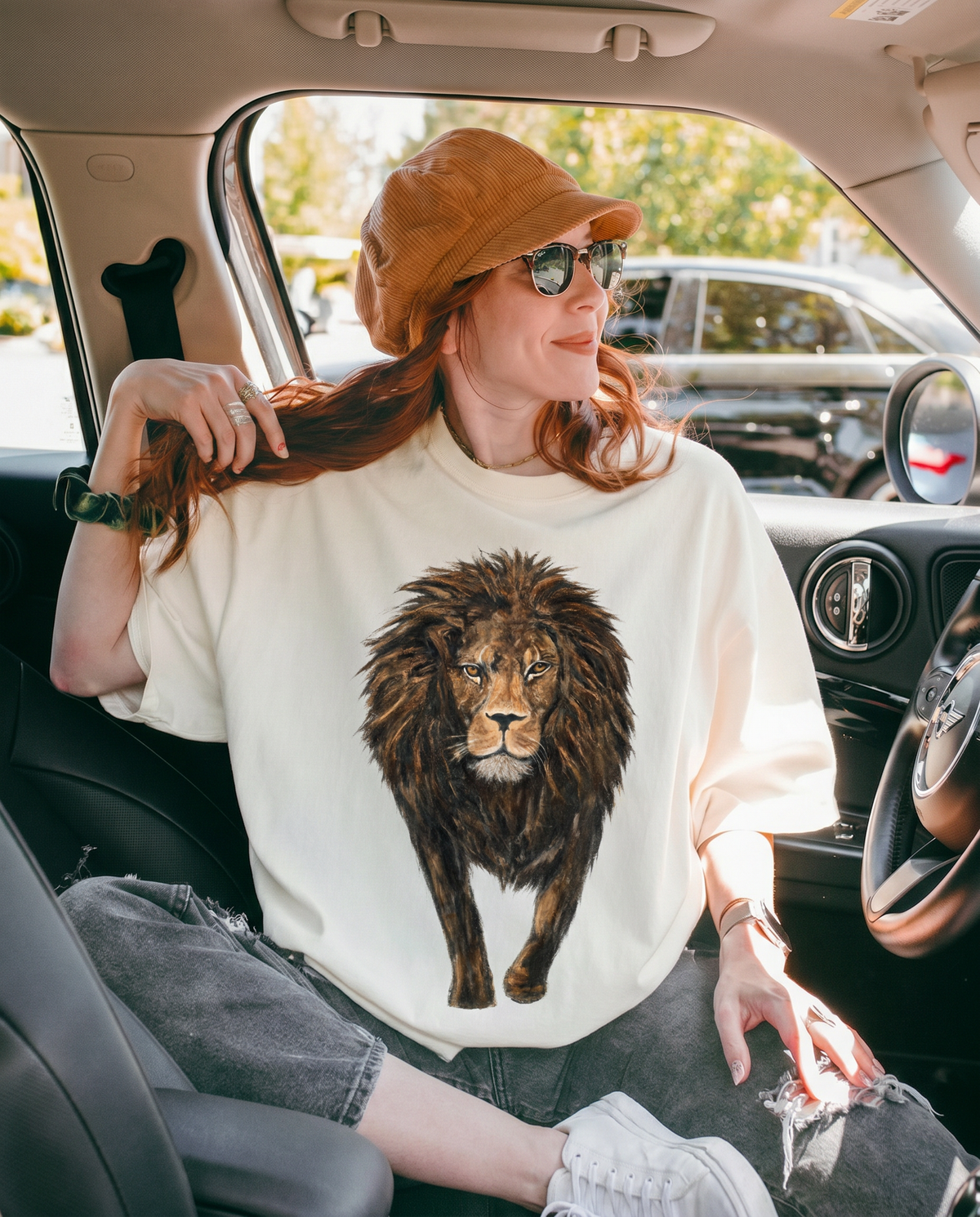 The Walking Lion | T-Shirt